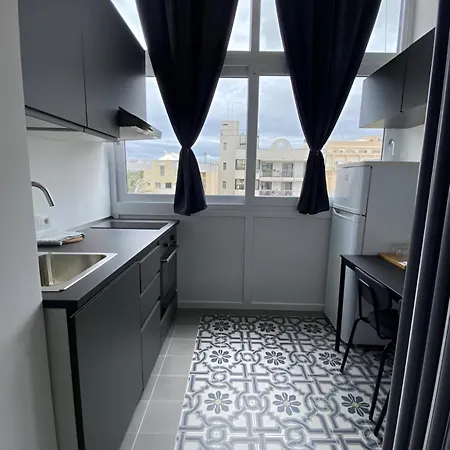 Landlord 242 - Station Apartment *