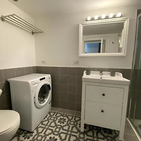 Landlord 242 - Station Apartment